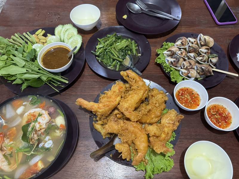 กุ้งชุบแป้งทอด หอยชักตีน ต้มยำทะเล ผักบุ้งผัด และน้ำพริกผักสด