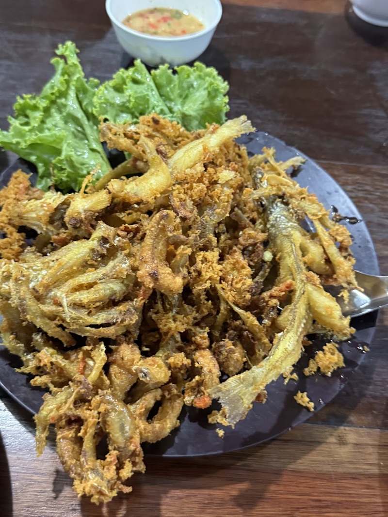 ปลาตัวเล็กทอดกรอบกับผักกาดหอม