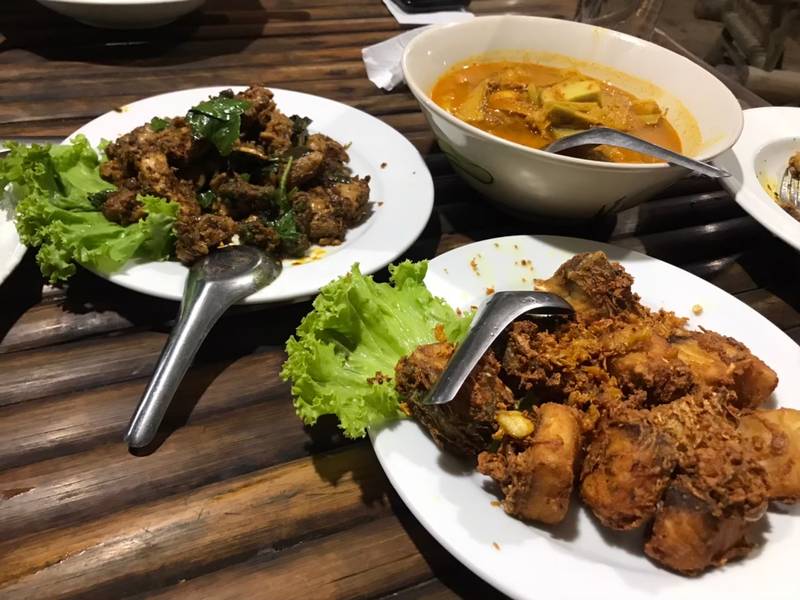 ปลาทอดขมิ้นและผัดเผ็ดแห้ง มีแกงส้มอยู่ด้านหลัง