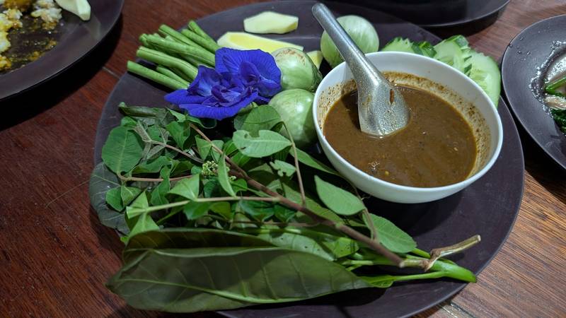 น้ำพริกกับผักเหนาะ ดอกอัญชัน และใบไม้สด